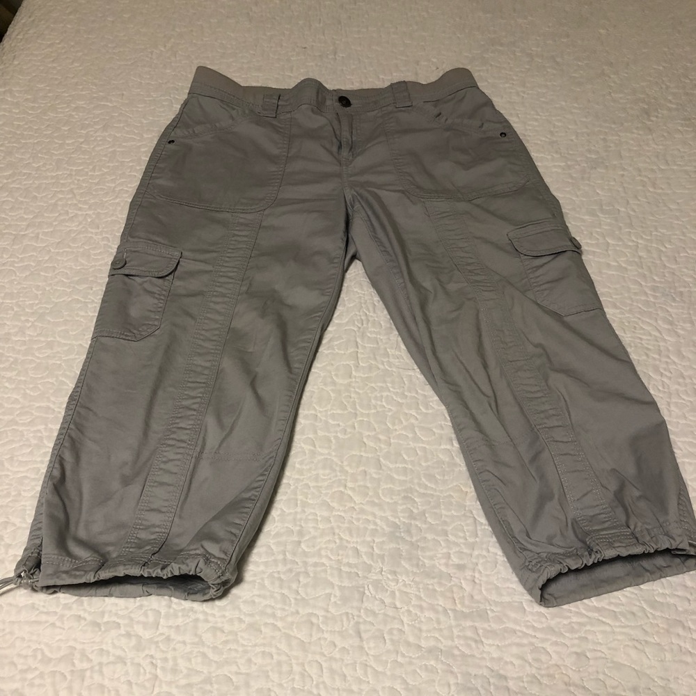 Size 8, grey cargo capri pants
